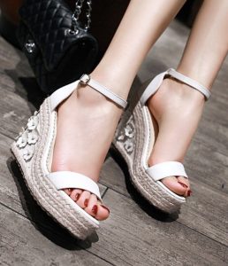 Giày đế xuồng cao 11 phân màu trắng- đế cối đính họa tiết hoa mai, dễ đi, chất liệu da+cối bền chắc, hàng nhập Au( úc).thích hợp cho cô dâu, dự tiệc, du lich, đi chơi và công sở. V. V